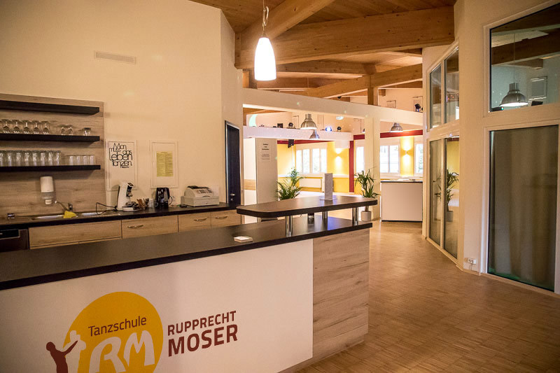 Heller Empfangsbereich der Tanzschule Rupprecht-Moser