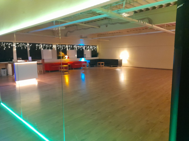 Tanzsaal der Tanzschule Rupprecht-Moser mit Parkett und Spiegelwand